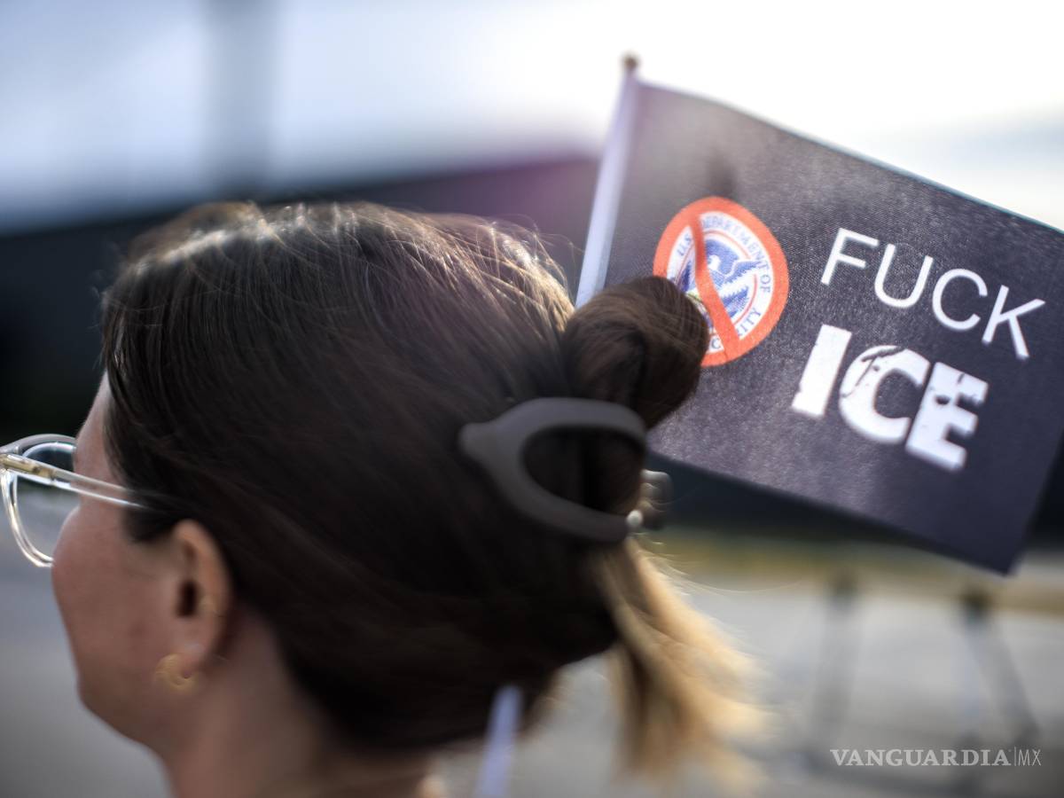 $!Un activista sostiene una bandera durante una manifestación frente al centro de detención de ICE en Broadview, a unas 12 millas al oeste de Chicago, Illinois.