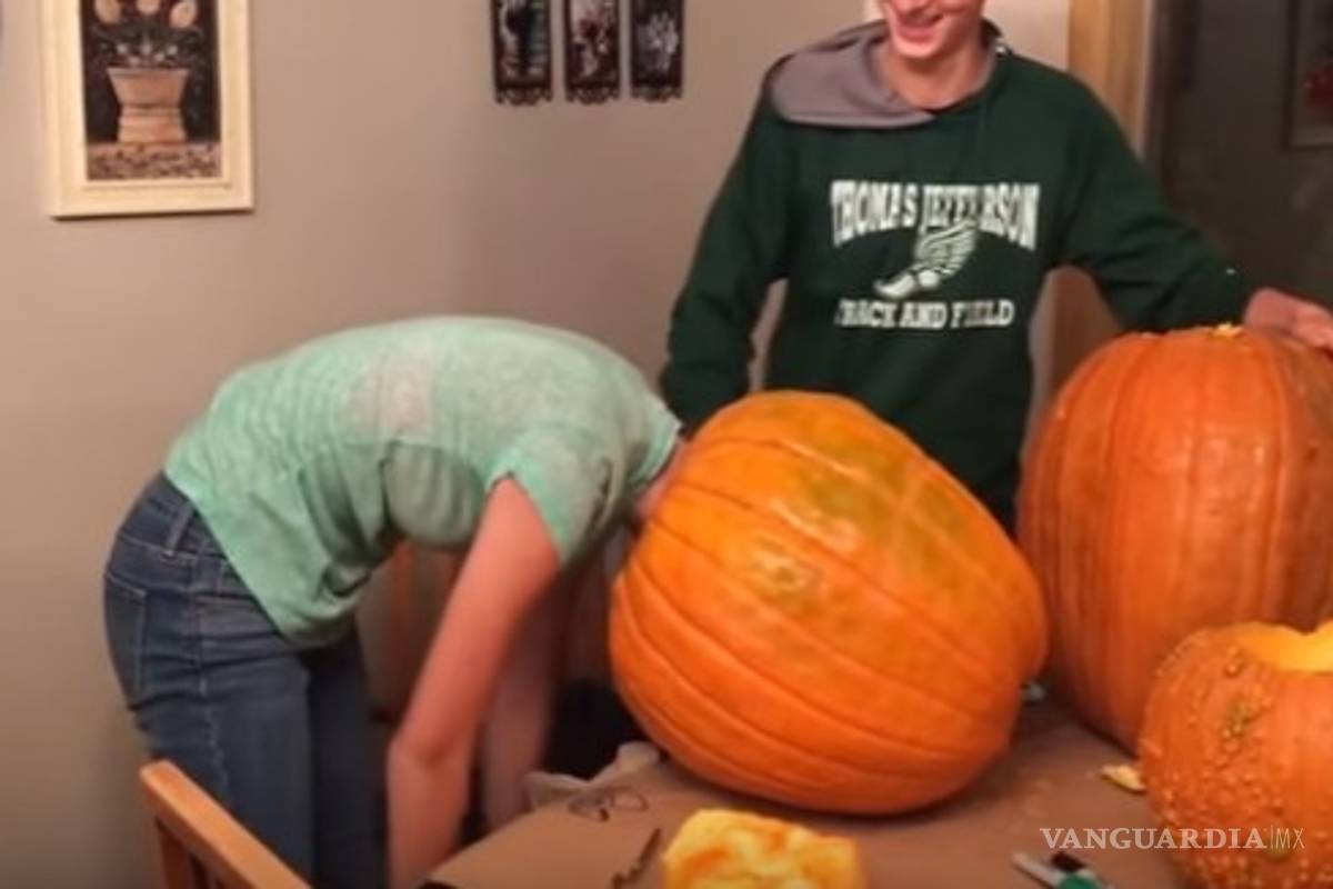 Se quiso poner creativa para Halloween y se le atora la cabeza en una calabaza