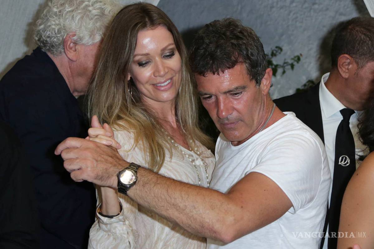 Antonio Banderas y Nicole Kimpel bailan al ritmo de ‘Despacito’