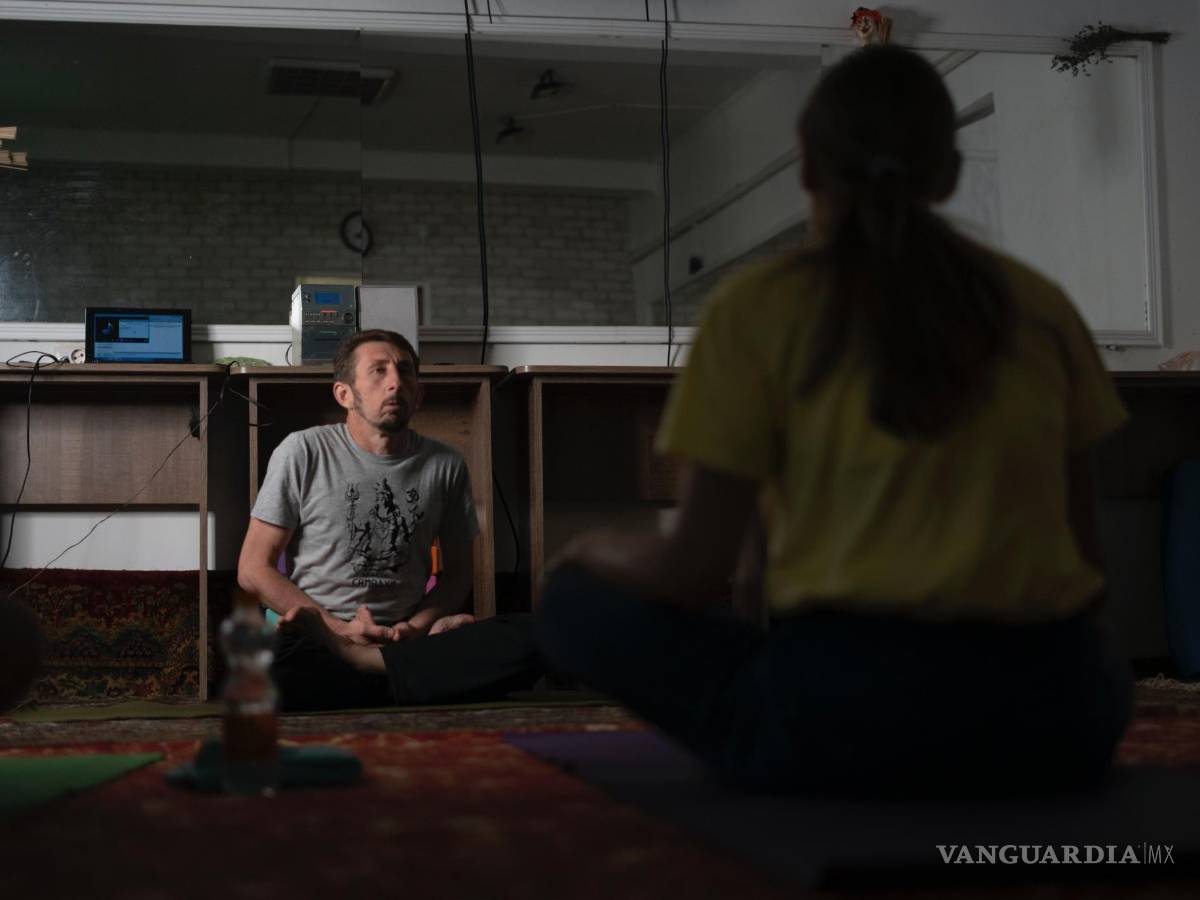 $!Cuando la guerra empezó, Zaloznyi daba las clases en línea porque la mayoría de las personas que asistían al yoga habían huido a regiones más seguras.