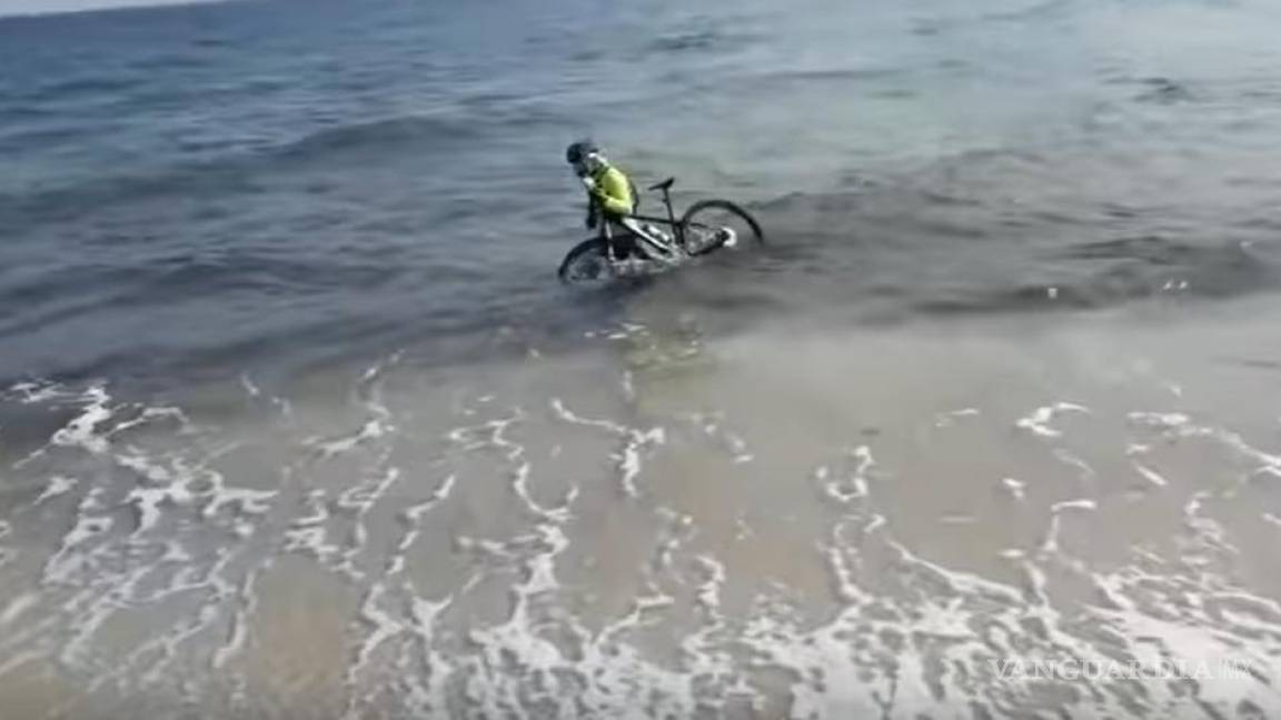 Ciclista acaba en la playa al intentar escapar de la Policía por violar confinamiento de coronavirus