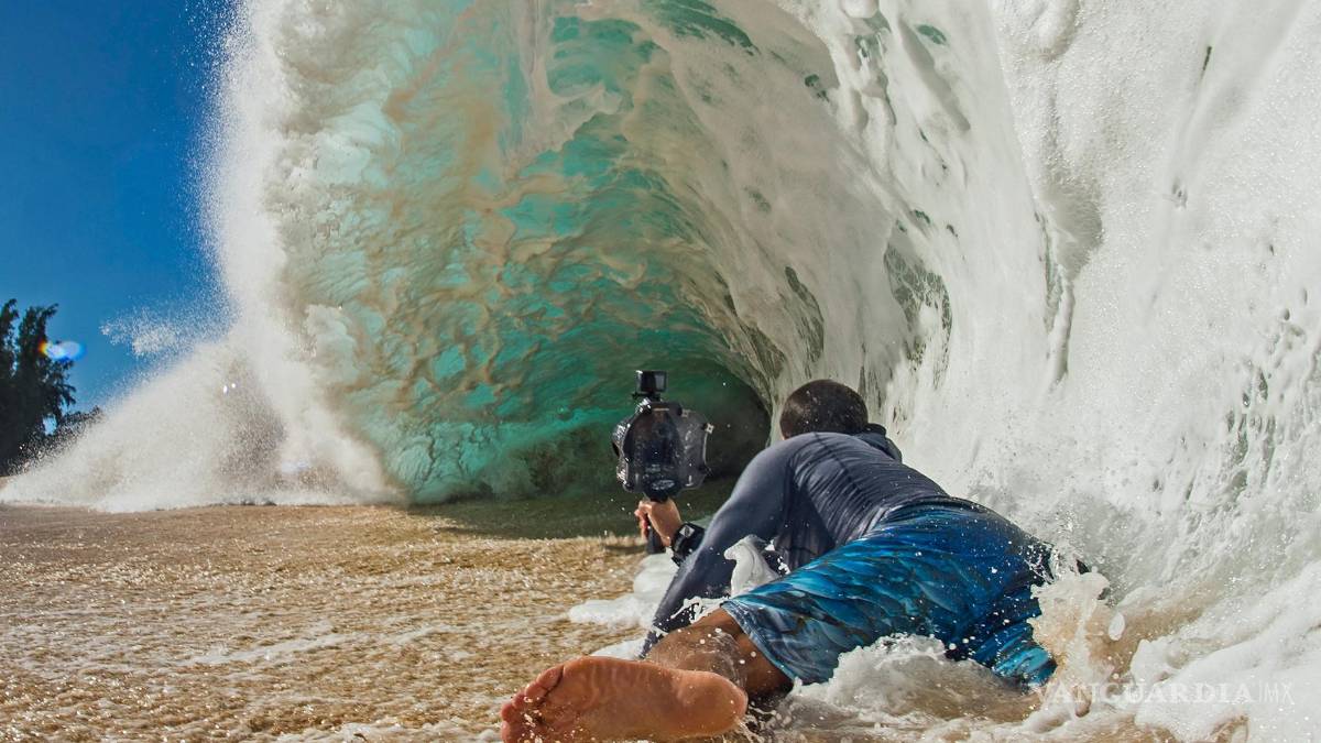 Clark Little encuentra el arte en las más poderosas y peligrosas olas en el mundo