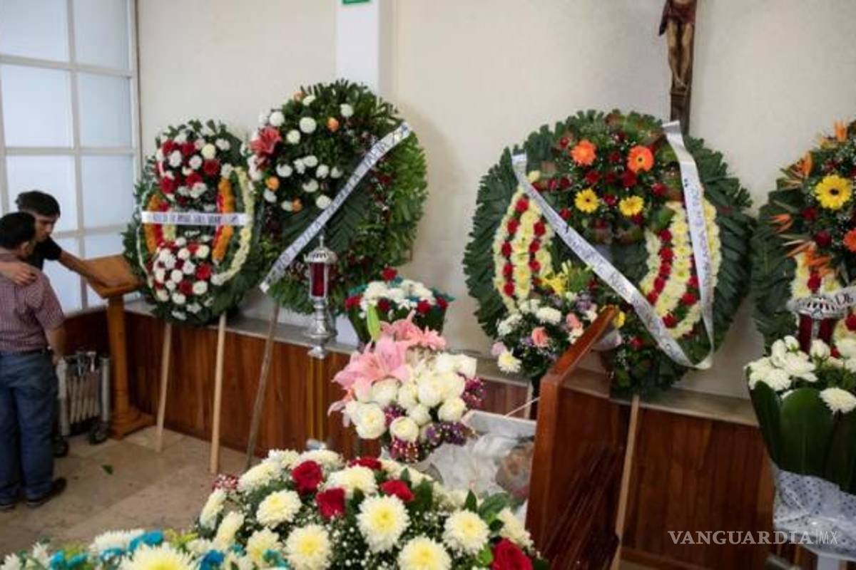 $!“Un sujeto armado con una pistola en la cintura, chamara de cuero y gorra se nos acercó y nos comentó que teníamos dos minutos para irnos del lugar o íbamos a valer”, indicó el reportero como parte de su enlace en la cobertura televisiva.