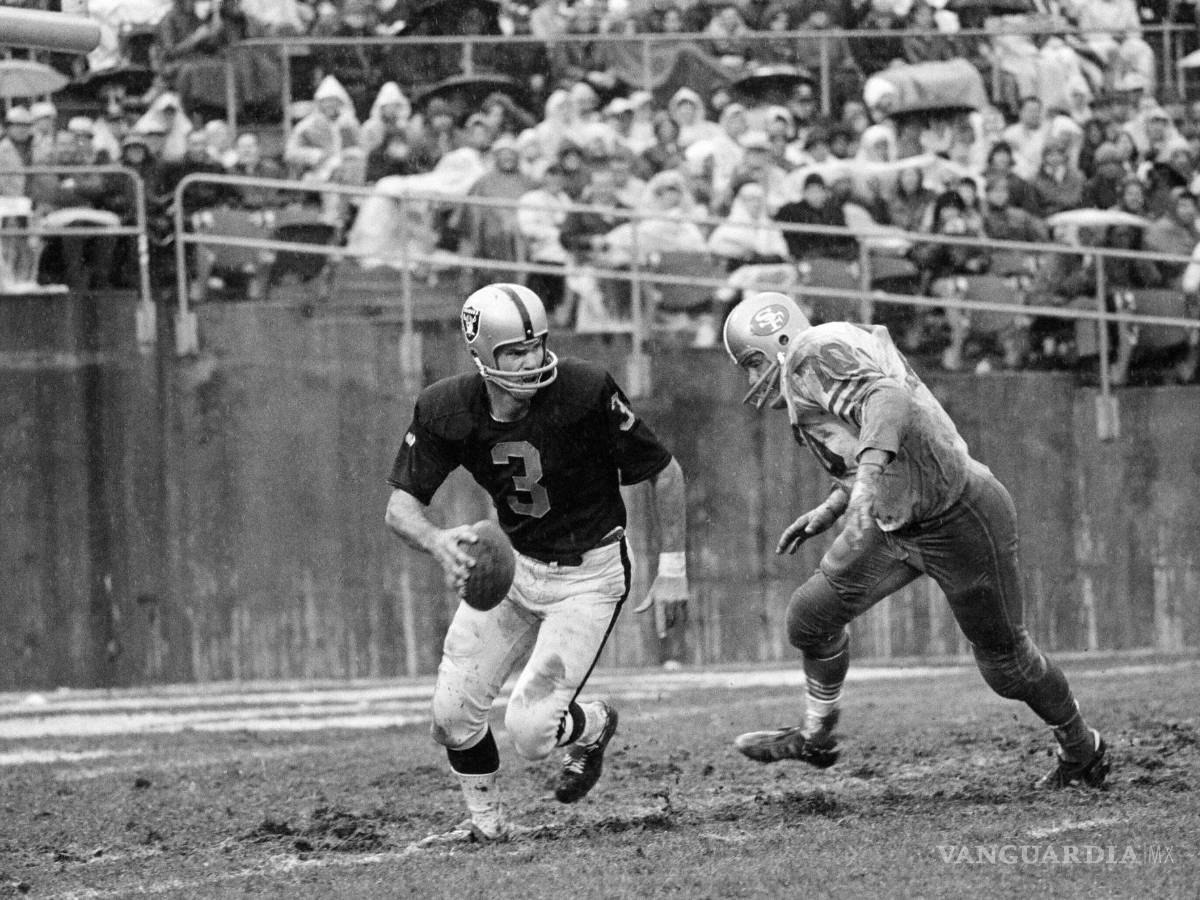 $!El quarterback de los Oakland Raiders, Daryle Lamonica (3), se apresura a salir del camino de Charley Kreuger de los San Francisco 49ers , el 21 de diciembre de 1970.
