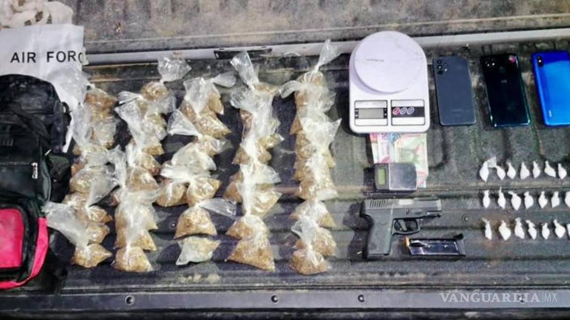 $!A los sospechosos se les decomisaron diversas dosis de droga, así como un arma, teléfonos celulares y dinero en efectivo