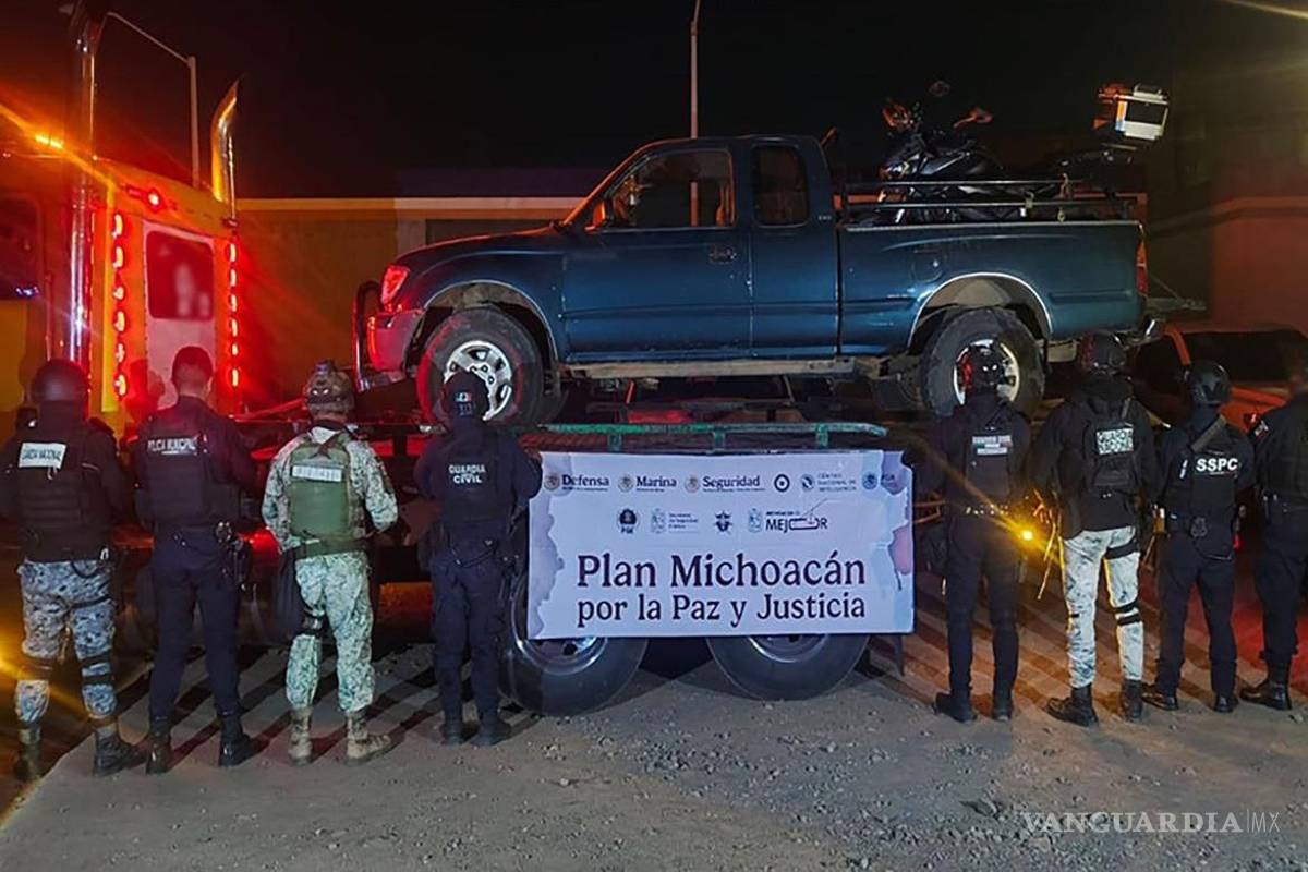 Autoridades capturan a 10 con armas, droga y municiones en Michoacán