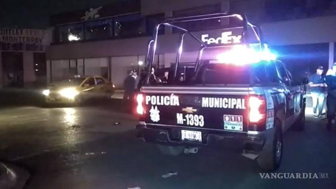 $!Después de ser desalojados, los clientes siguieron amenazándose en el estacionamiento con botellas en mano.