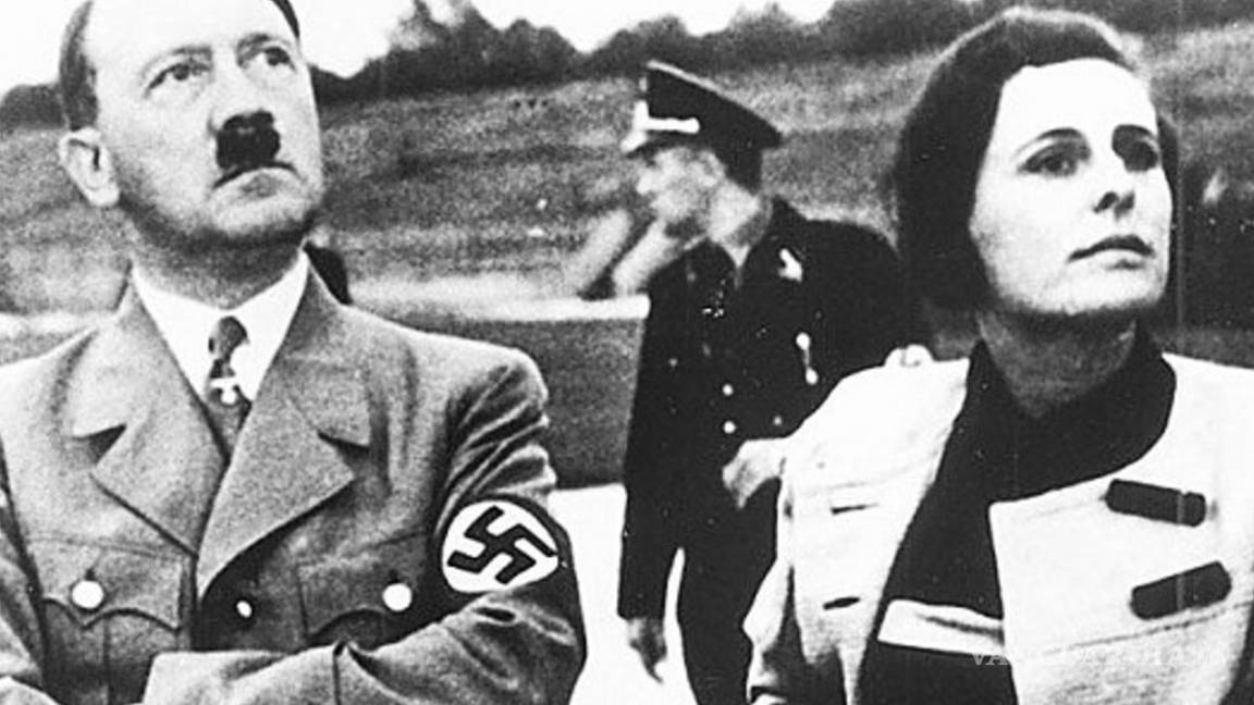 $!Subastan foto de Adolf Hitler abrazando a niña judía