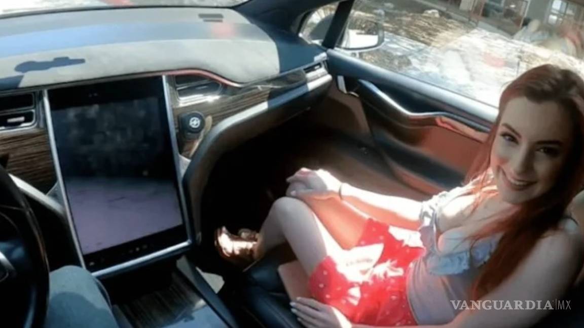 Pone su Tesla en piloto automático... ¡y graba video porno en plena calle!