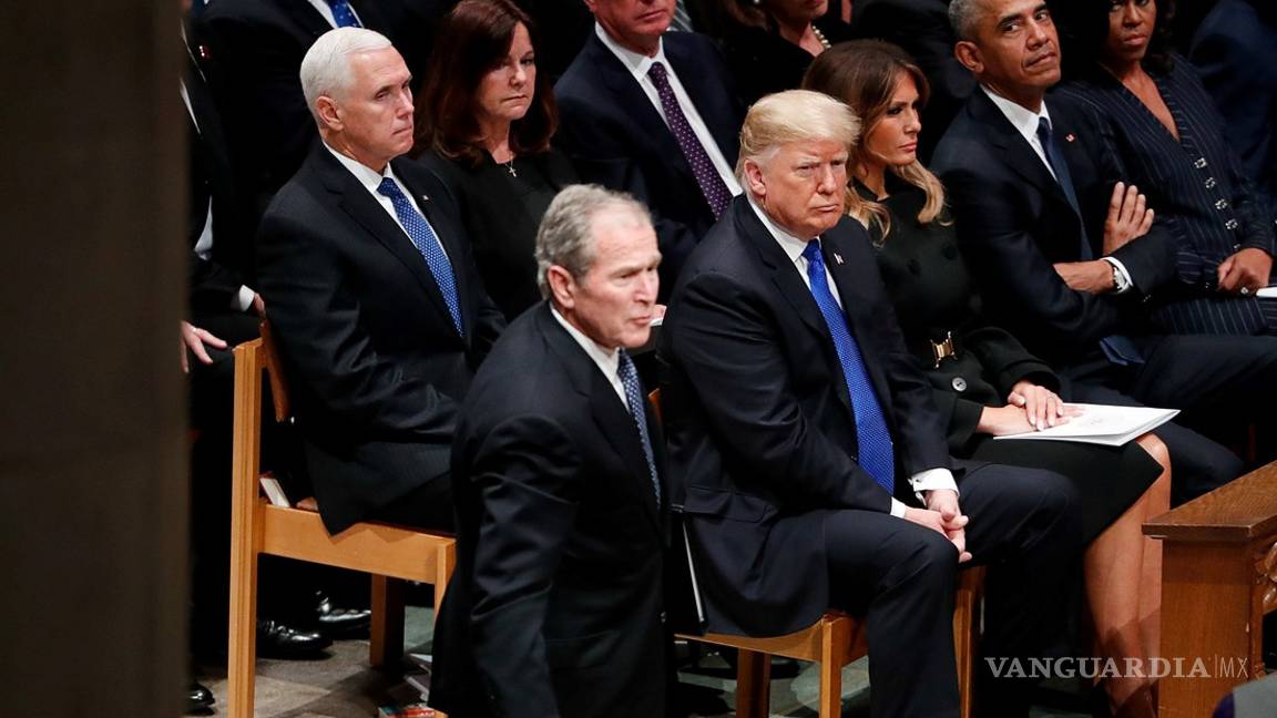 $!El incómodo saludo de Donald Trump en funeral de George H. W. Bush