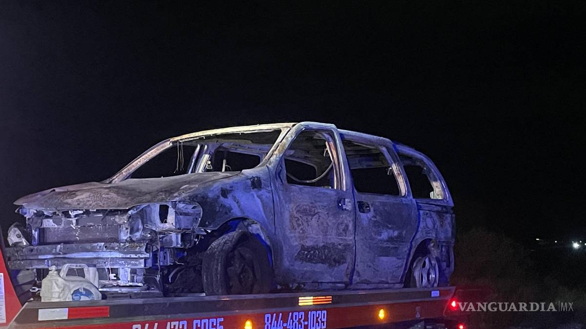 Sujetos le prenden fuego a camioneta en un corralón, en Arteaga
