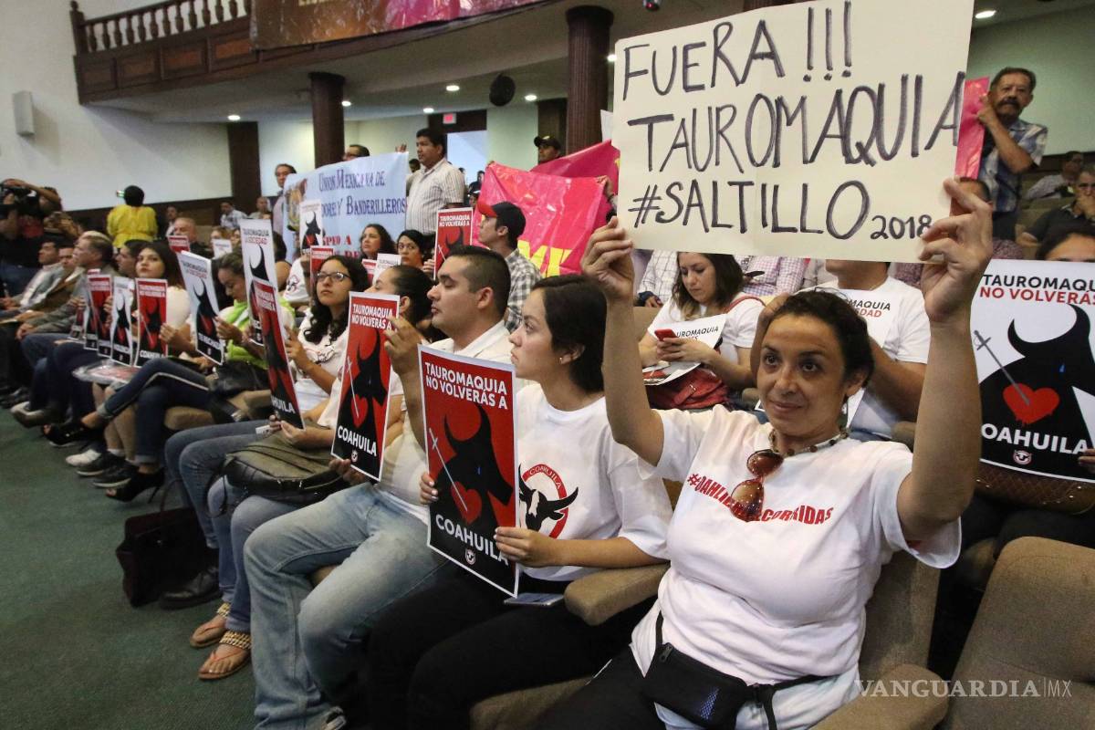 $!Se manifiestan contra la tauromaquia en el Congreso de Coahuila; hay opiniones encontradas