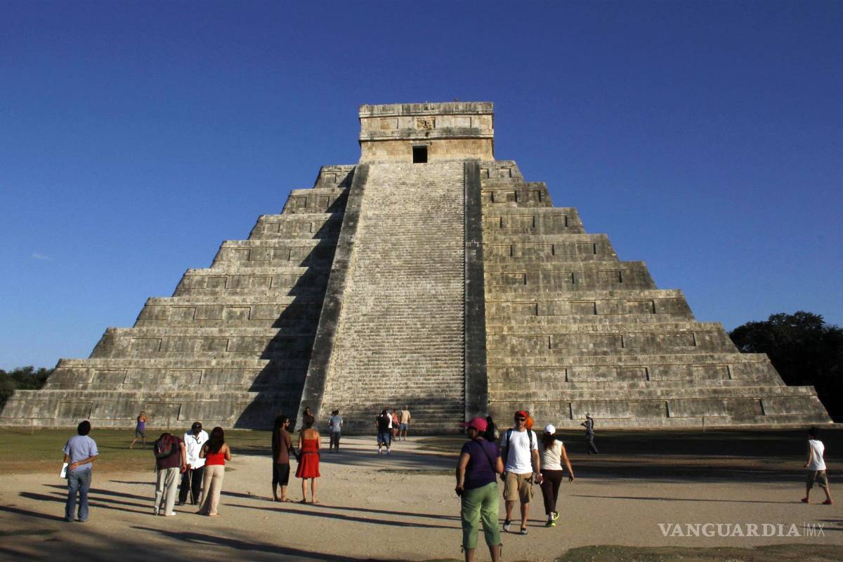 Niega INAH que mujer que subió a la pirámide de Chichén Itzá arrojara cenizas de su esposo