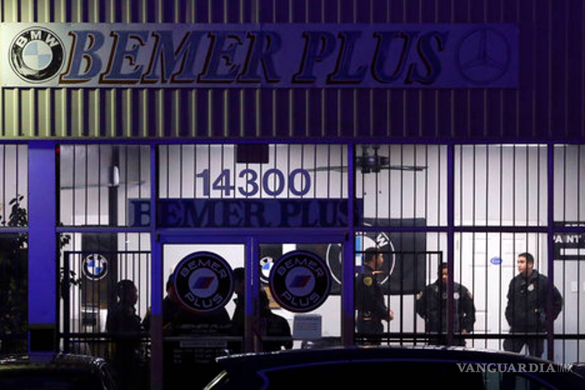 Hombre mata a 2 en taller de autos de Houston y se suicida