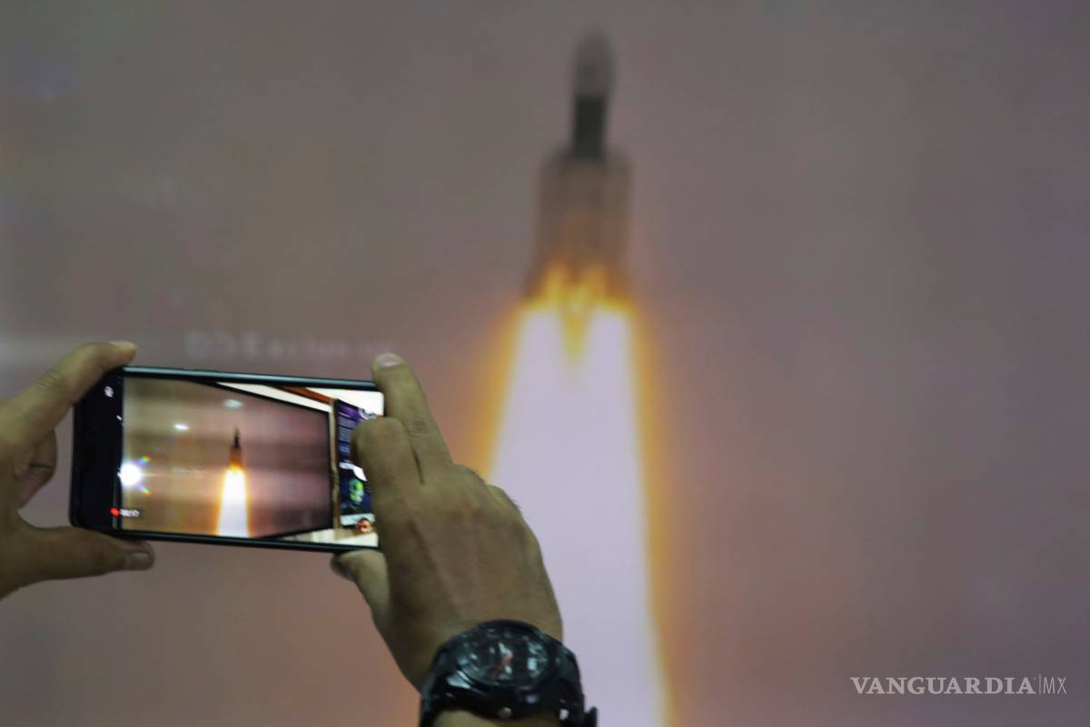 India lanza con éxito su misión al inexplorado polo sur de la Luna