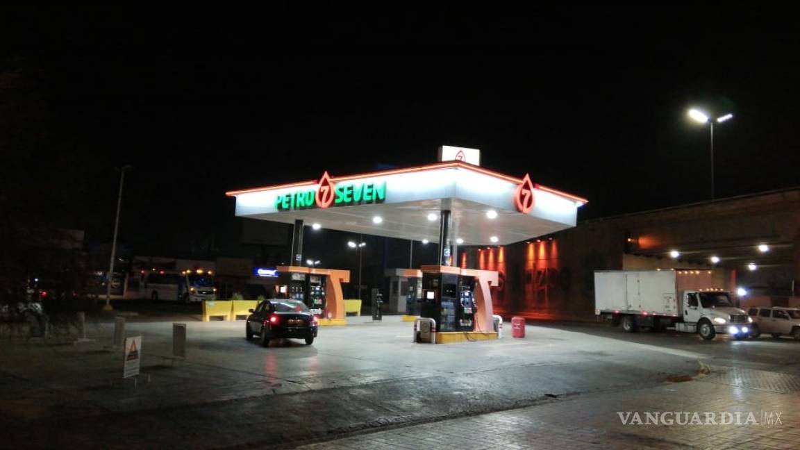 Usan patrulla de Villa Unión para robar gasolinera en Ramos