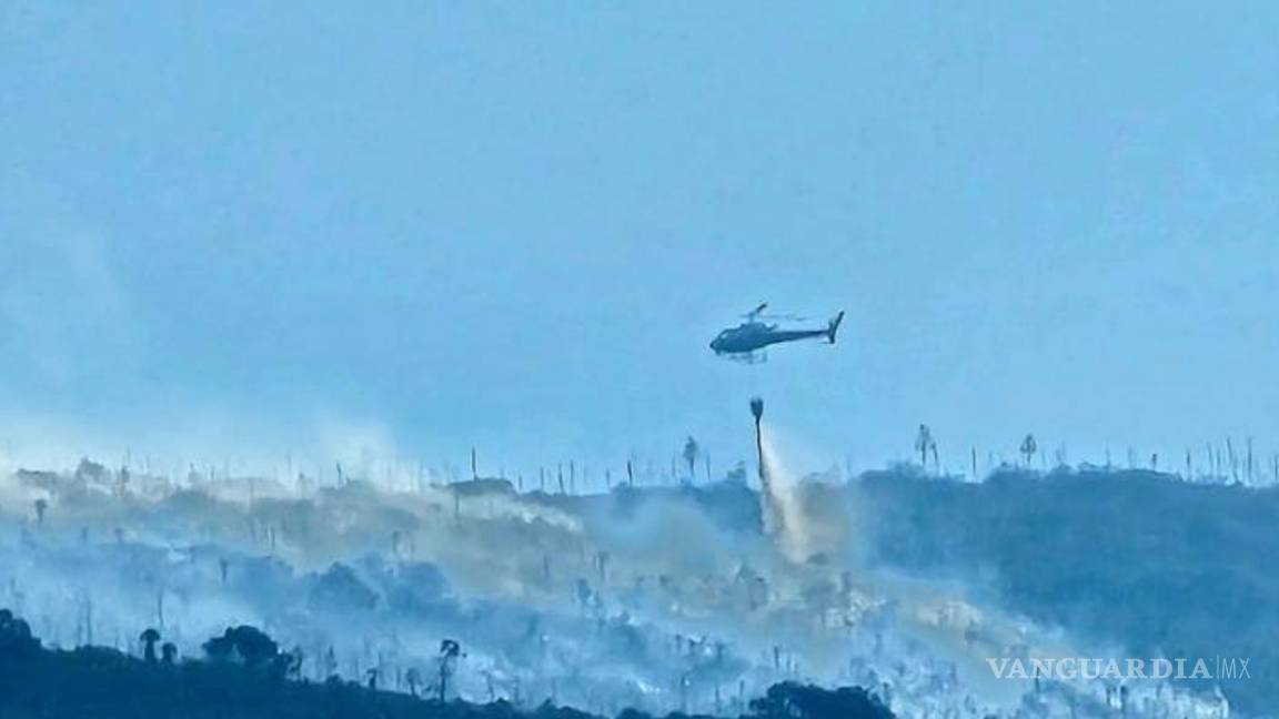 $!El helicóptero ya se encuentra trabajando en el combate al incendio.