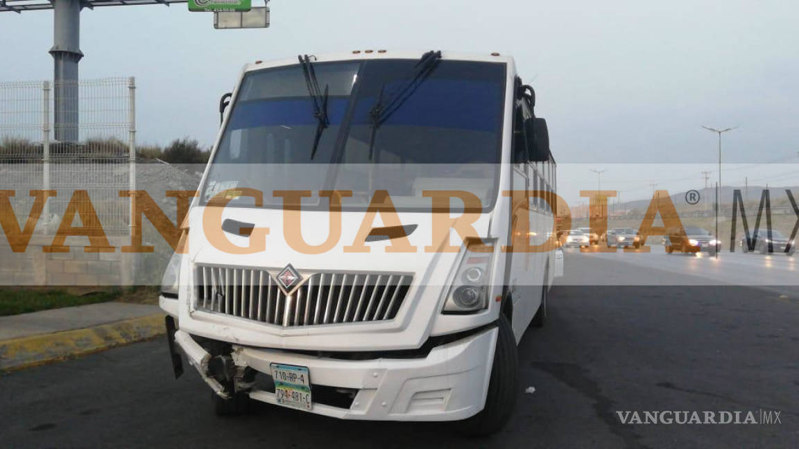 Choca transporte de personal con carro en la carretera Monterrey-Saltillo