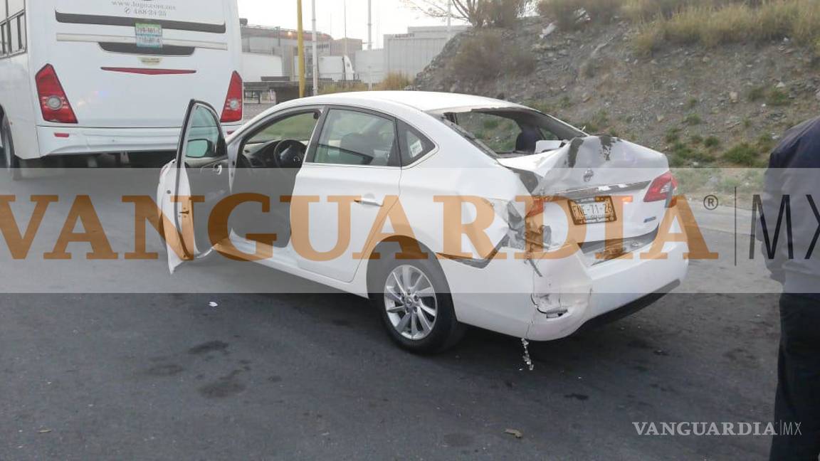 $!Choca transporte de personal con carro en la carretera Monterrey-Saltillo