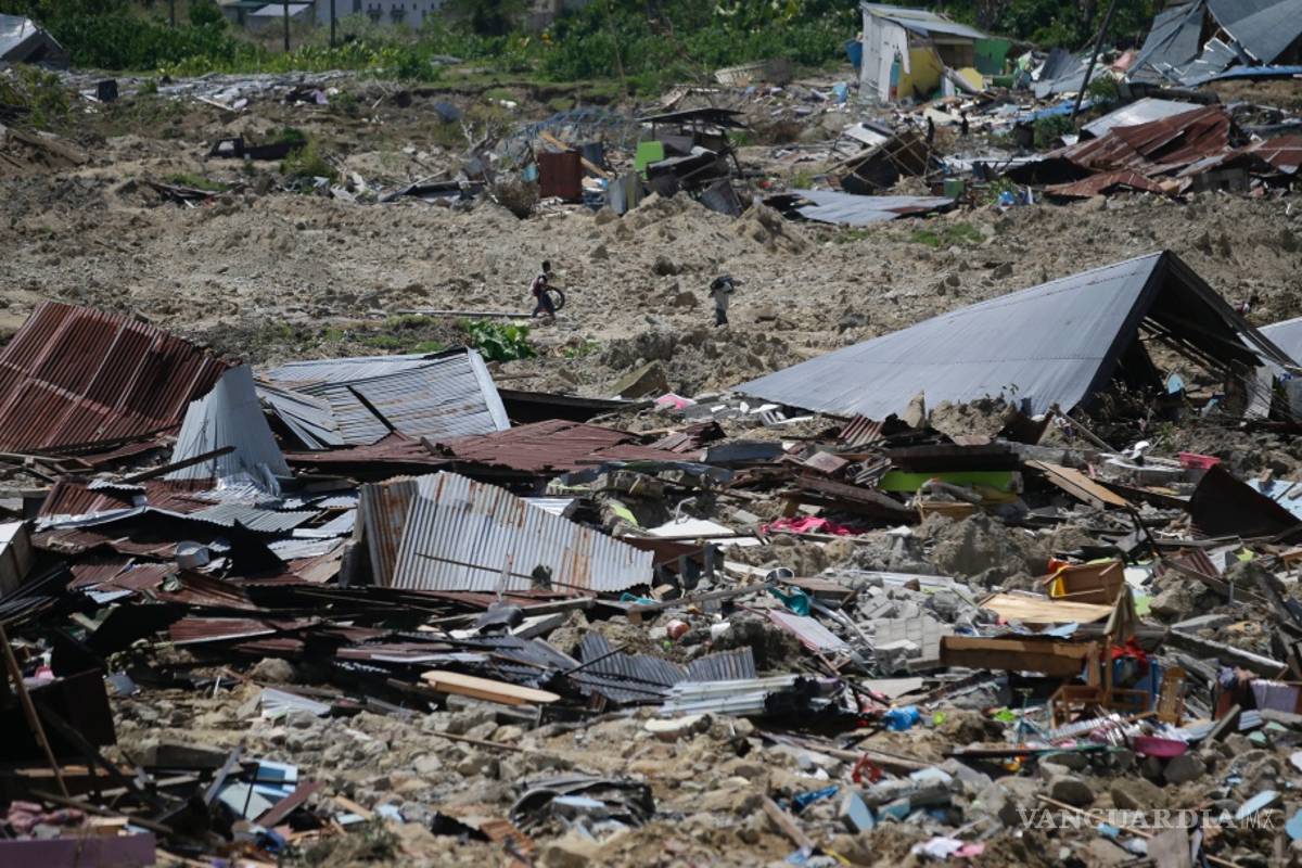 Video muestra como el suelo engulle las casas en Indonesia