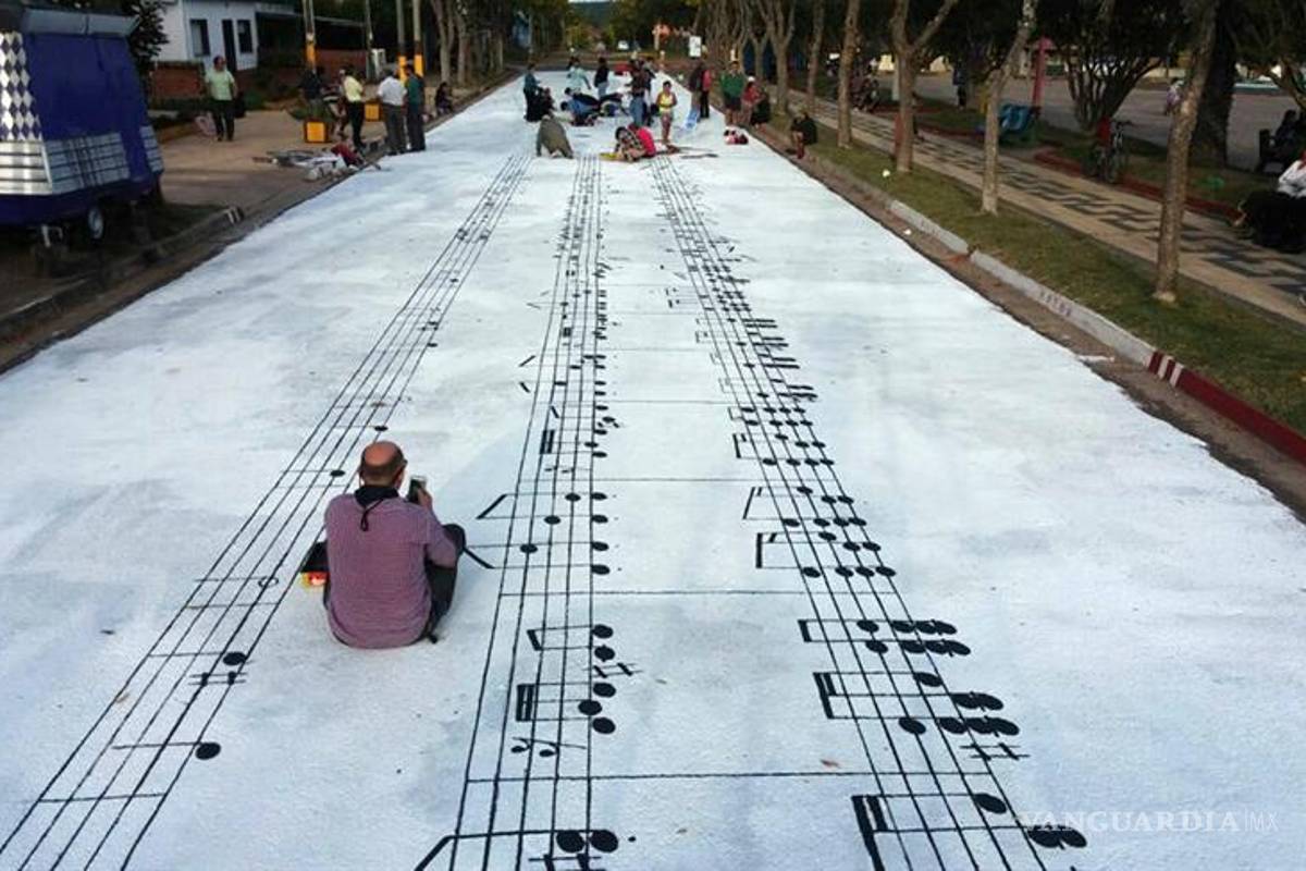 Pintan La Cumparsita, a lo largo de 82 metros, en el suelo de una calle