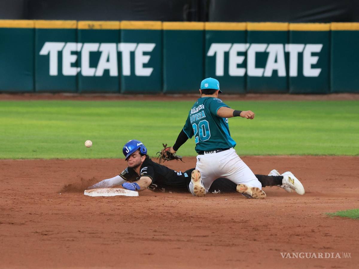 $!El tercer juego de la serie en Saltillo ofreció una montaña rusa de emociones y carreras.