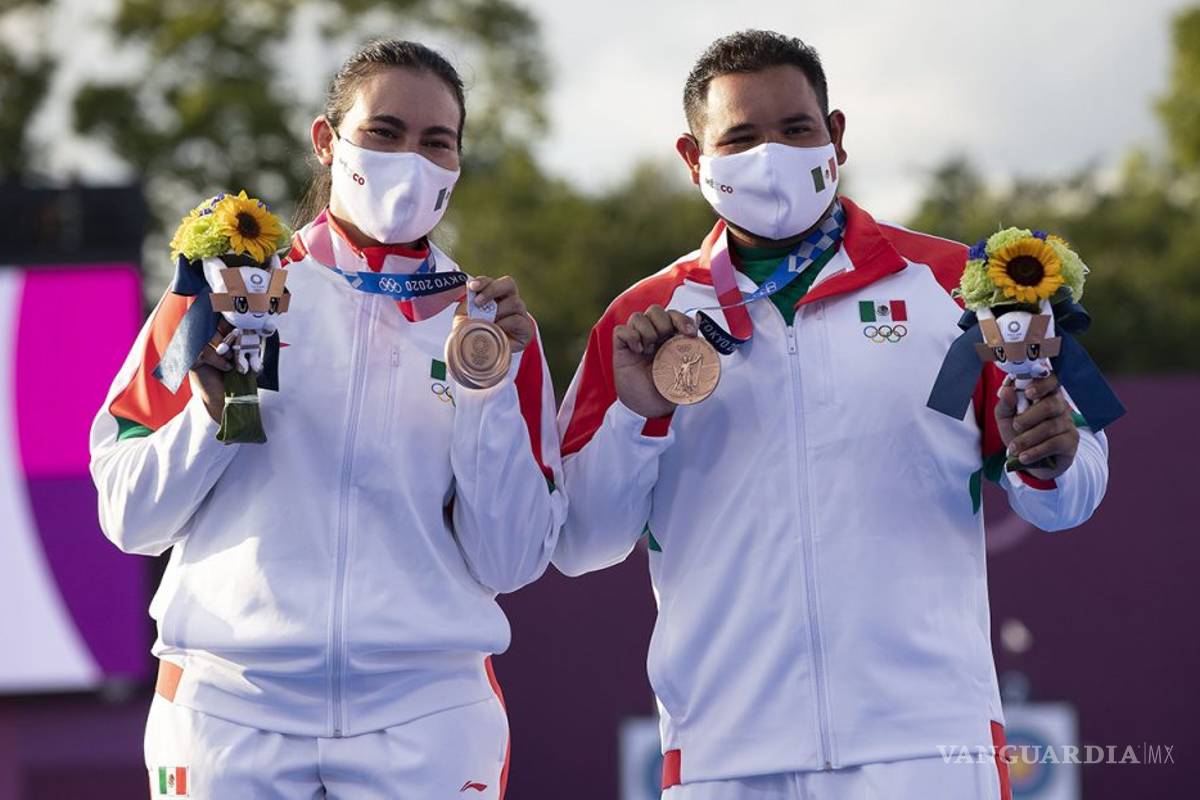 Cae la primera medalla para México: Ale Valencia y el ‘Abuelo’ Álvarez ganan bronce en tiro con arco por equipos mixtos