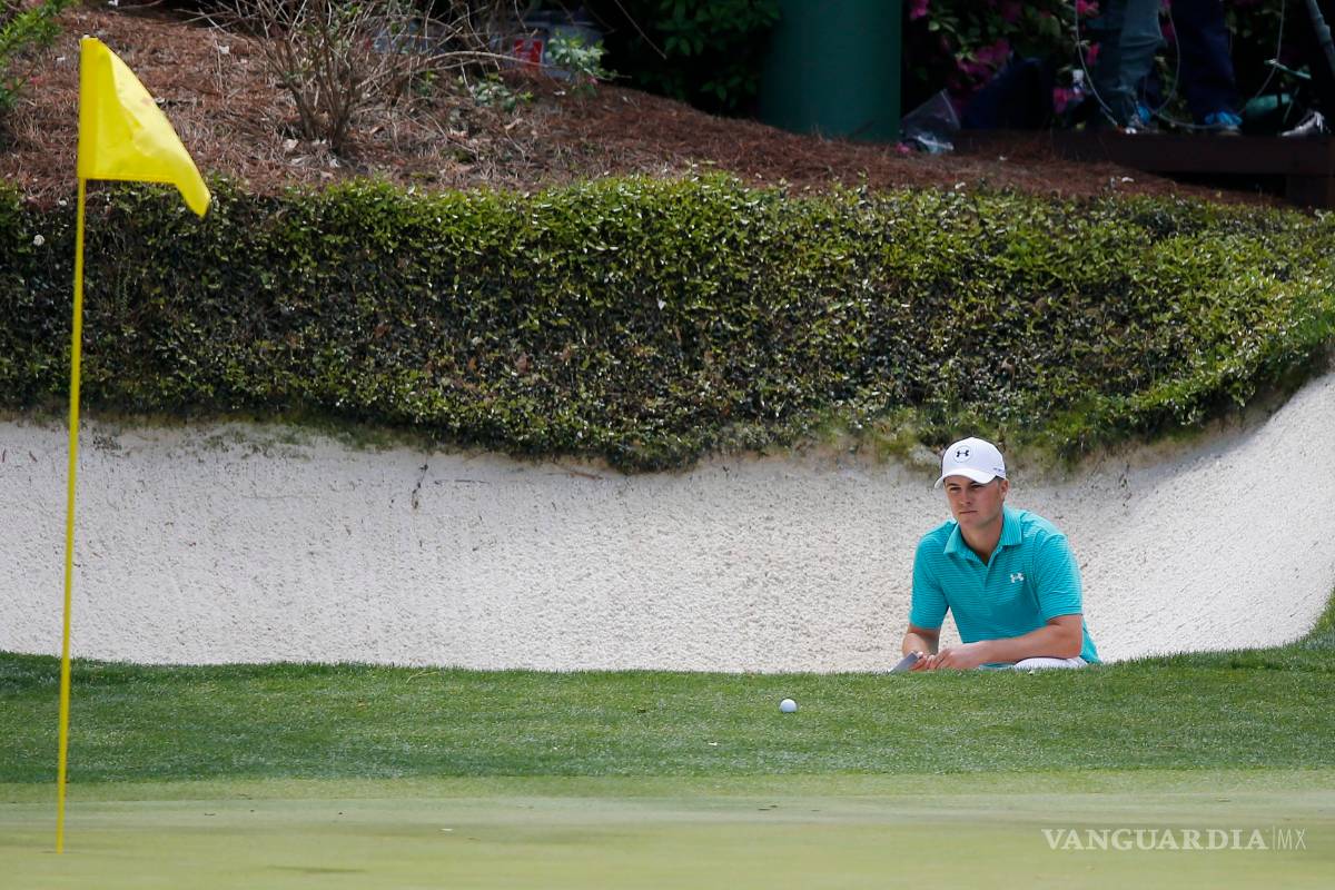 Monótono en su brillo, Spieth sigue liderando el Masters