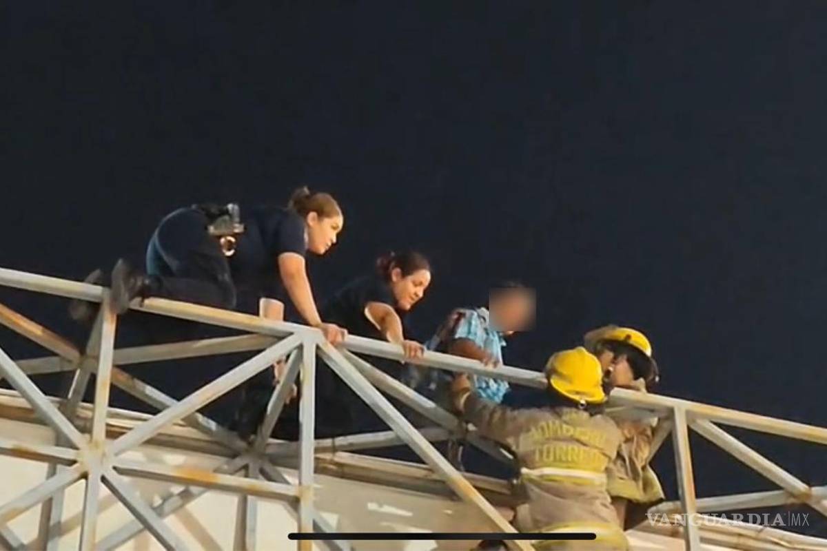 Torreón: Intenta lanzarse de anuncio espectacular; policías lo rescatan (video)