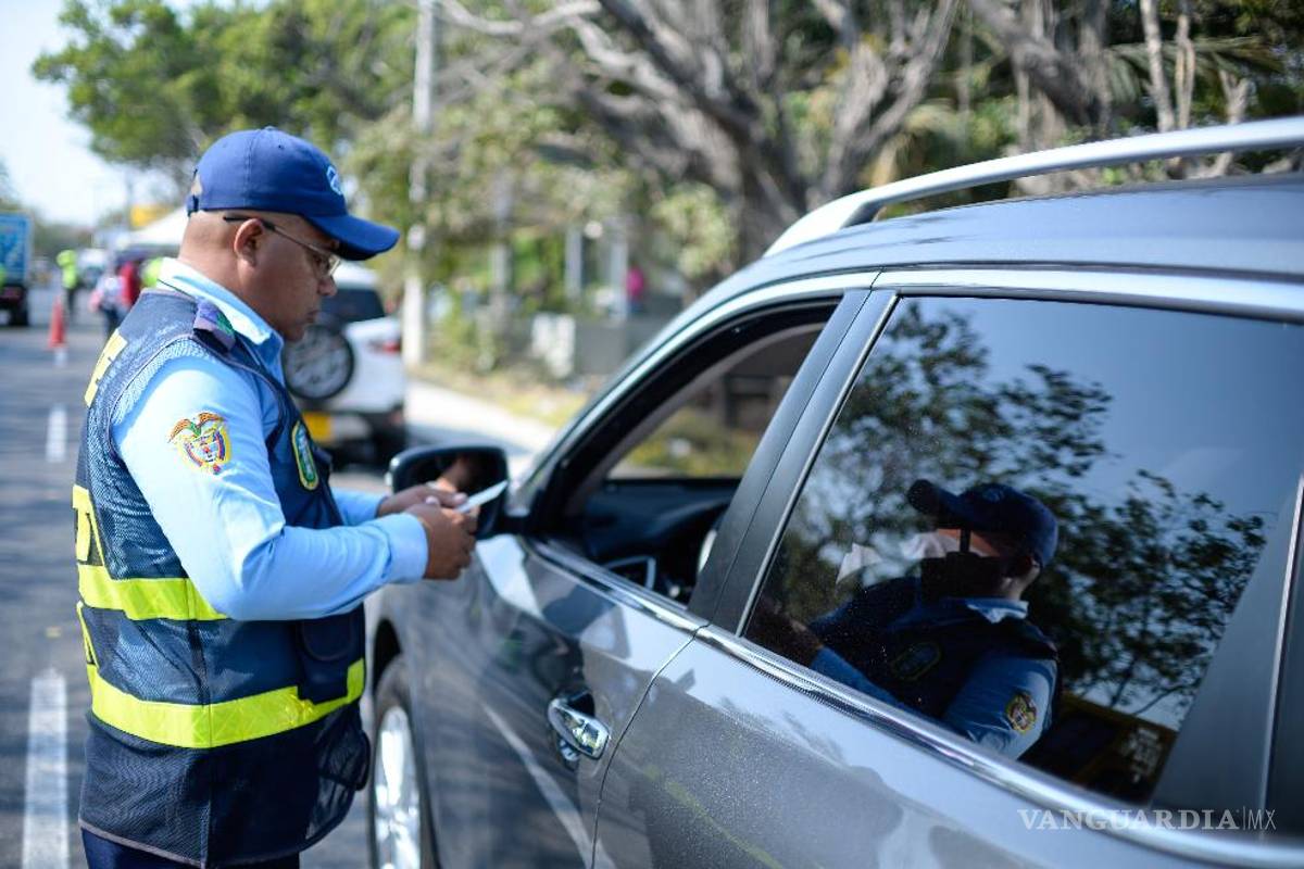 Ataca a policía de tránsito con hacha por hacerle una multa (video)