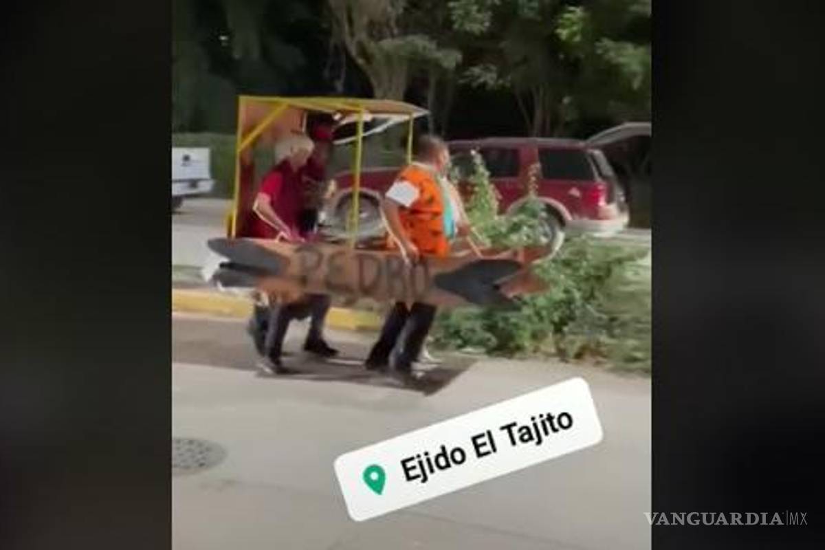Coahuila: familia ‘maneja’ coche de Los Picapiedra y causa sensación (video)