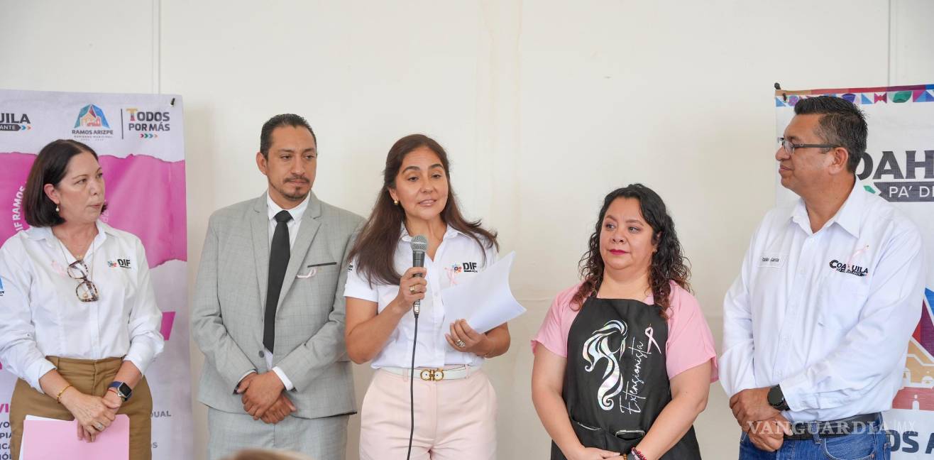 $!Teresita Escalante, presidenta honoraria del DIF Ramos Arizpe, encabezó la presentación del programa APACC, acompañada de pacientes beneficiarias.