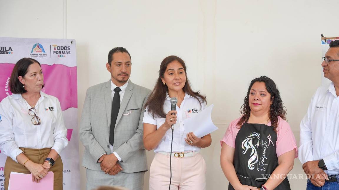 $!Teresita Escalante, presidenta honoraria del DIF Ramos Arizpe, encabezó la presentación del programa APACC, acompañada de pacientes beneficiarias.