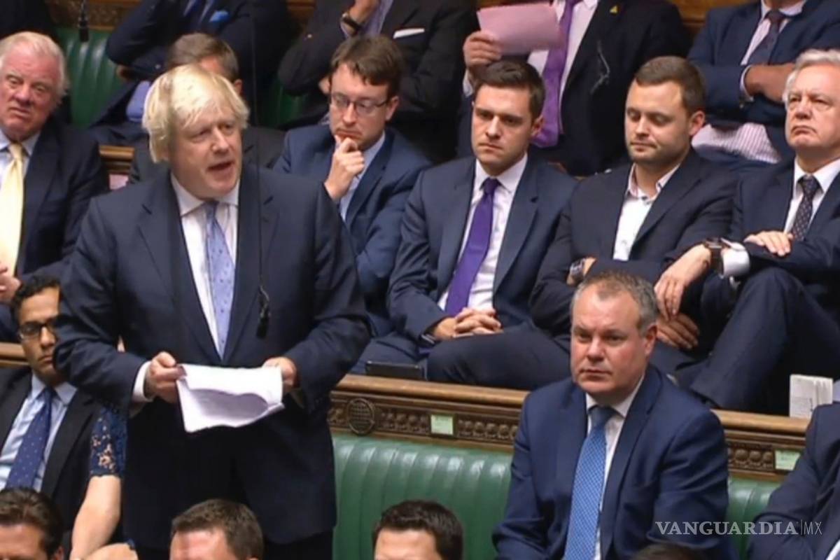 Ataca Boris Johnson a Theresa May y pide salvar el “Brexit&quot;