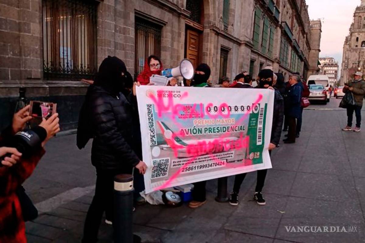 'Que se nos deje de asesinar'; protestan afuera de Palacio Nacional por feminicidios