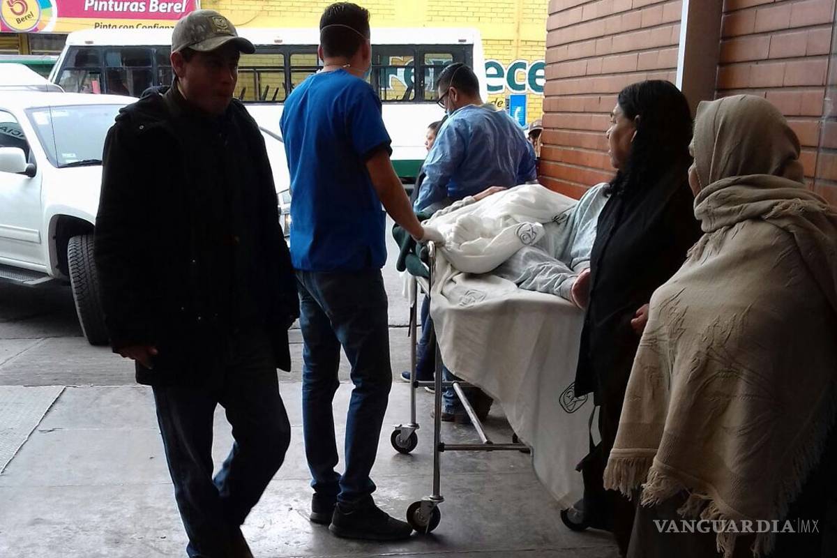 Atienden en Clínica dos del Seguro Social de Saltillo a enfermos en el ¡estacionamiento!