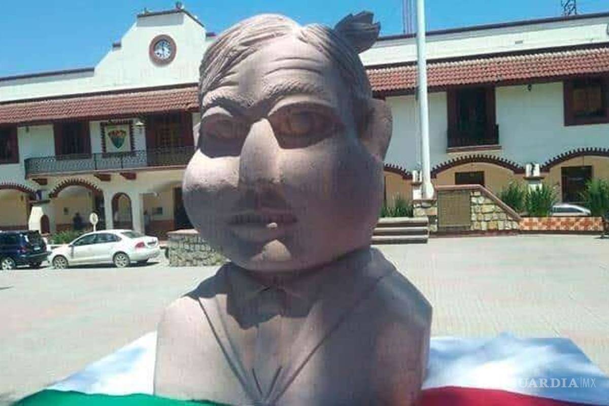 Desvelan busto de AMLO, del mismo escultor que la del 'Benito extraterrestre'