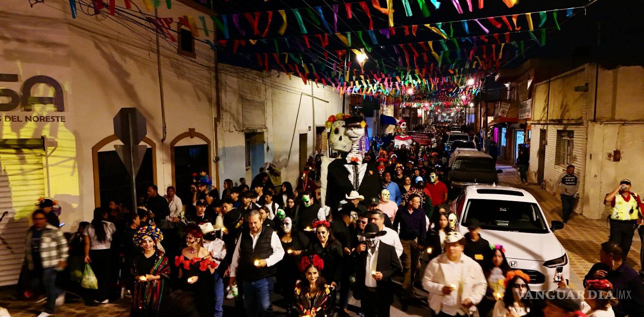 $!El desfile partió del DIF Municipal, encabezado por el alcalde Tomás Gutiérrez y su esposa Teresita Escalante.