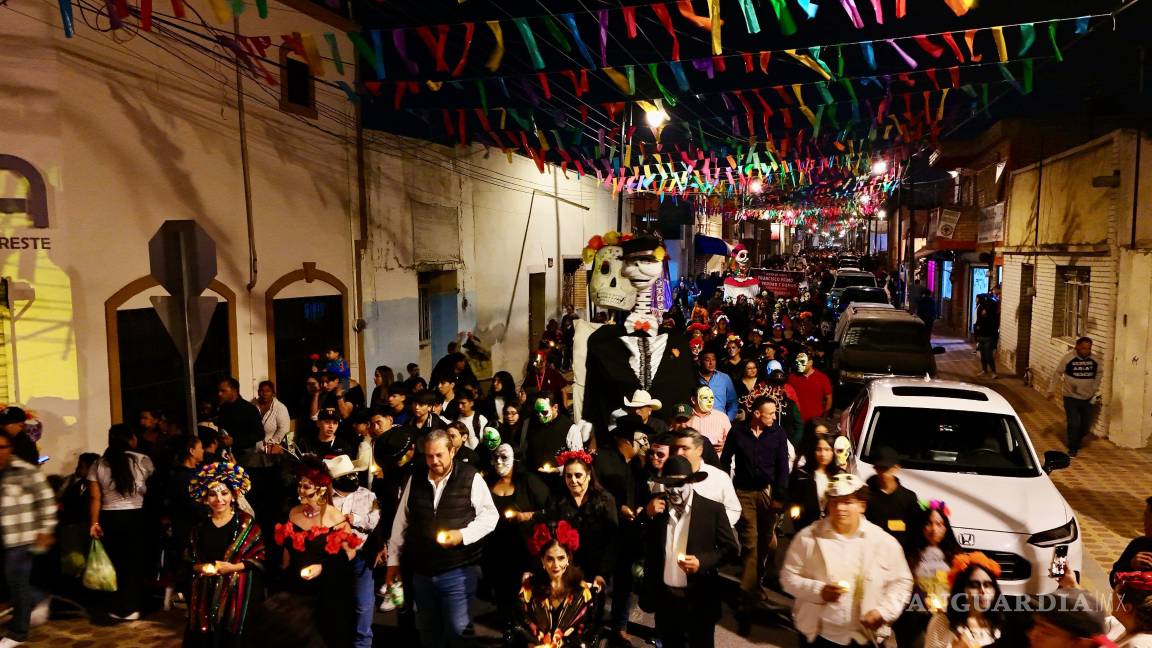 $!El desfile partió del DIF Municipal, encabezado por el alcalde Tomás Gutiérrez y su esposa Teresita Escalante.