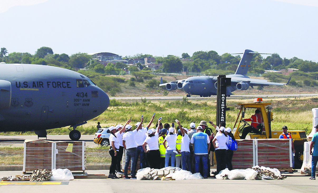 Llega ayuda para Venezuela en aviones militares; aterrizan en poblado de Colombia