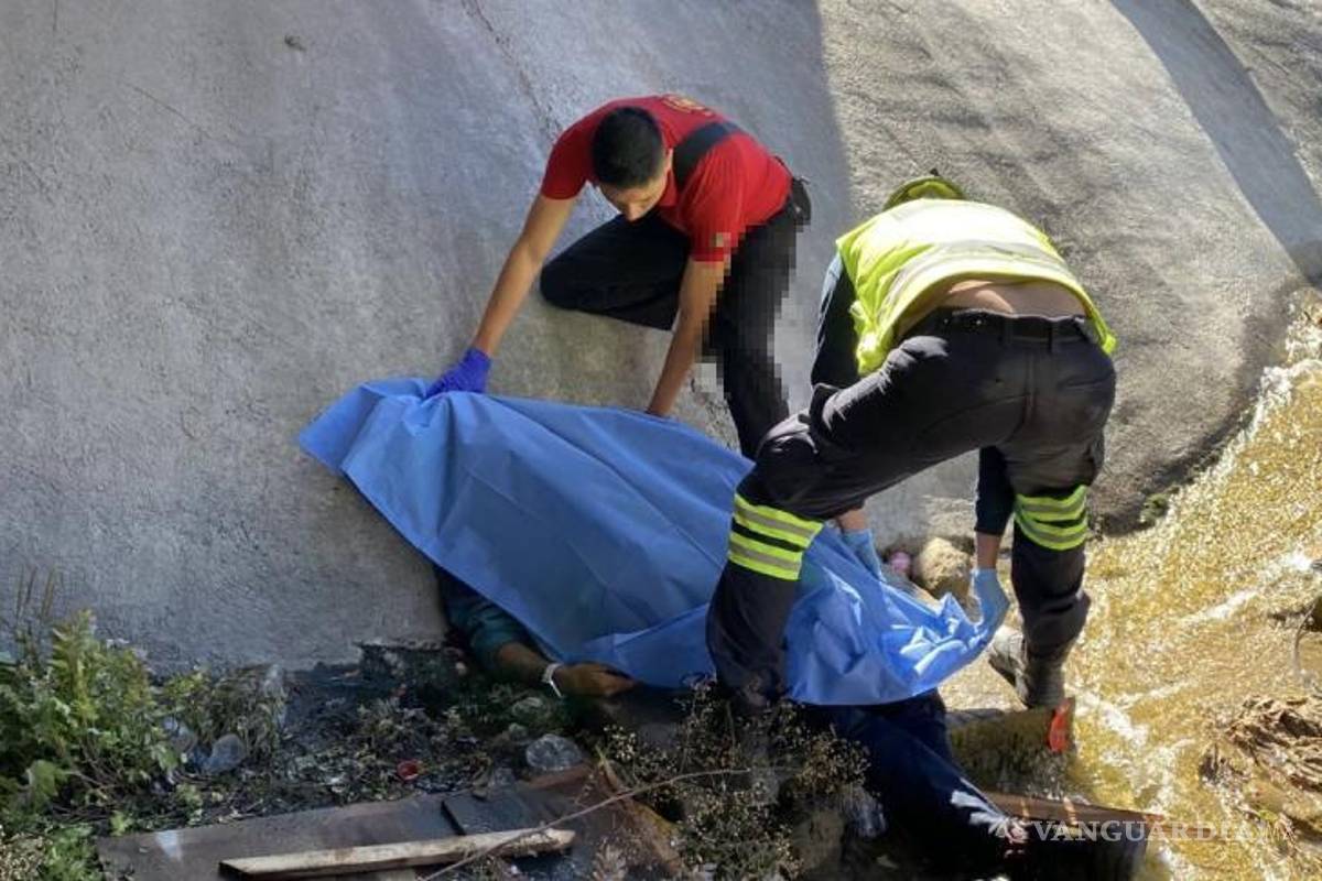 $!Personal de Bomberos y Protección Civil trabajó en la zona del arroyo, donde fue localizado el cuerpo del acompañante.