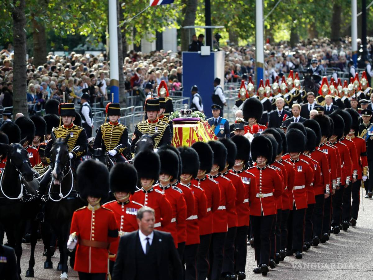 $!El ataúd con el cuerpo de la Reina Isabel II es transportado Westminster Hall, seguido por miembros de la familia real. en Londres.