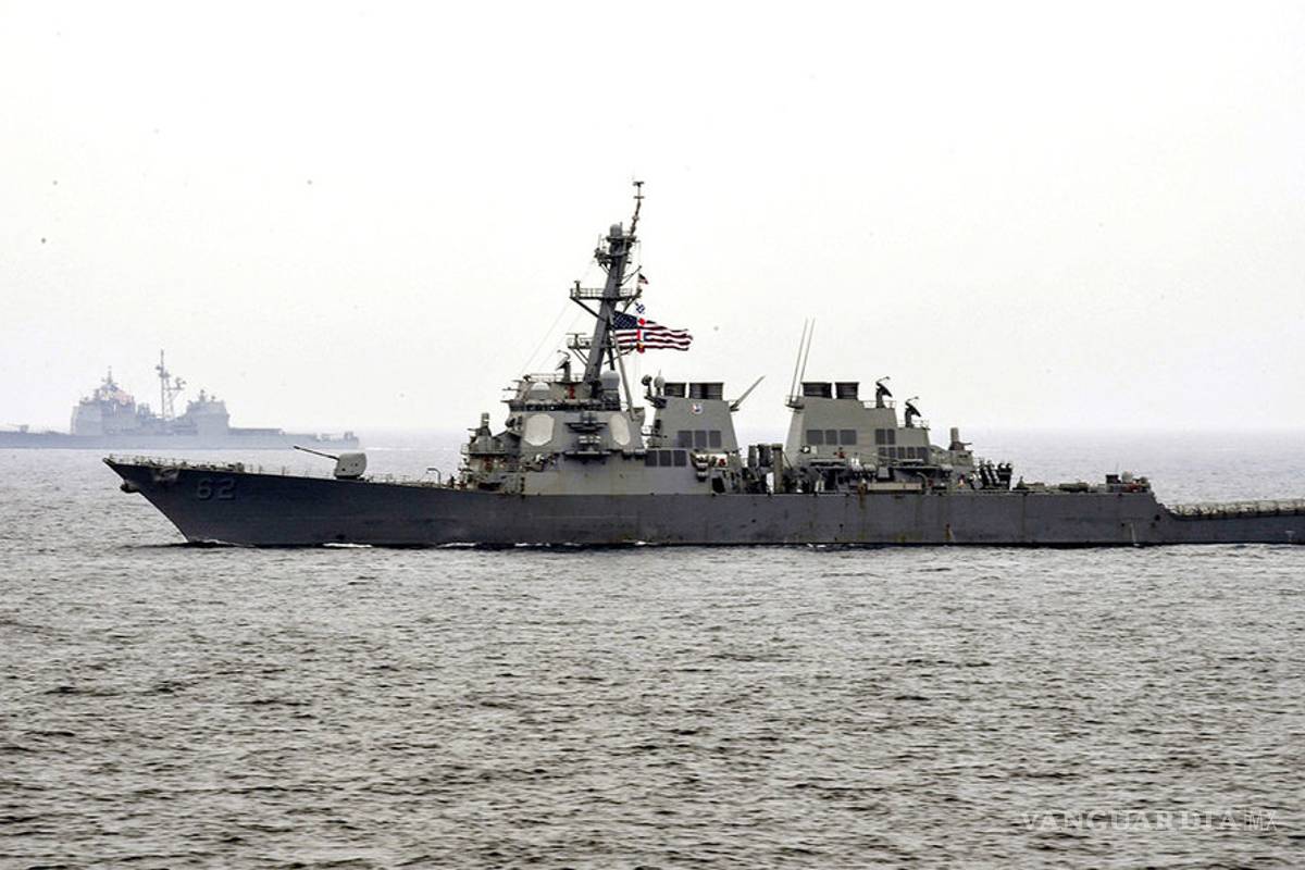 Reportan siete desaparecidos tras choque entre destructor de EU y carguero