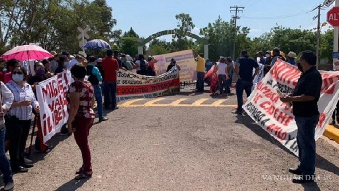 $!AMLO fue recibido con protestas de yaquis, maestros y campesinos en Sonora