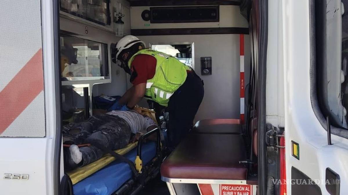 Dos jóvenes resultan graves luego de estrellarse contra barda en la Monterrey-Saltillo