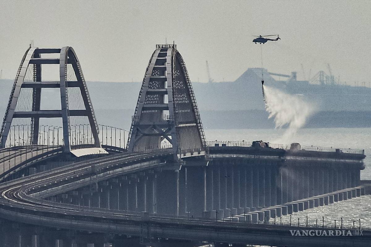 Rusia abre investigación por explosión en puente de Crimea; provoca colapso y 3 muertos