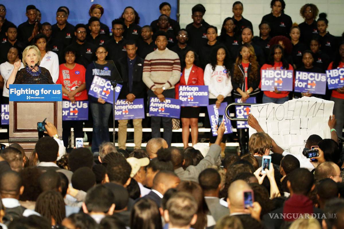 Protestan afroamericanos durante discurso de Hillary