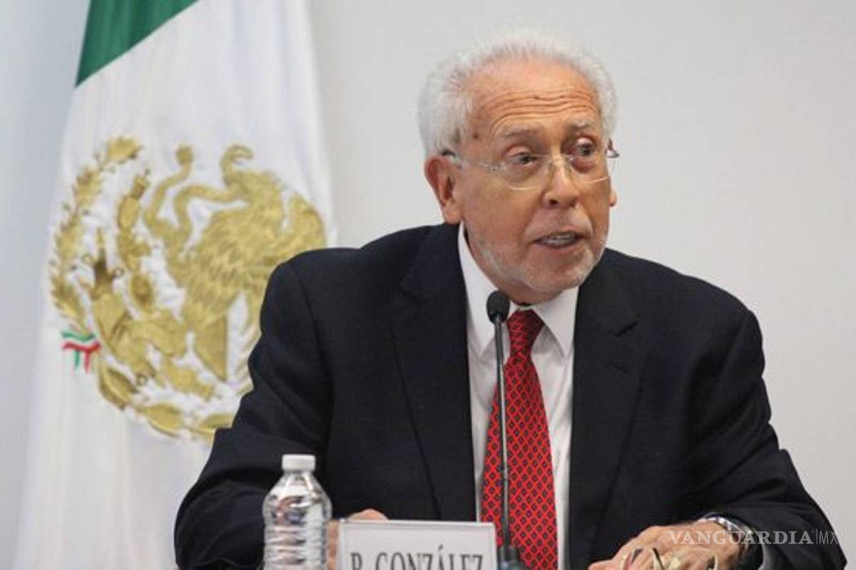 Exigen cerrar la Conasami, que desde 1991 dirige Basilio González Núñez, quien gana 173 mil mensuales