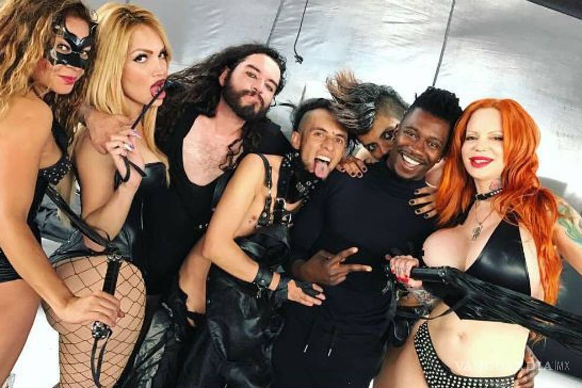 Sabrina impacta con show “sado” en el Knotfest