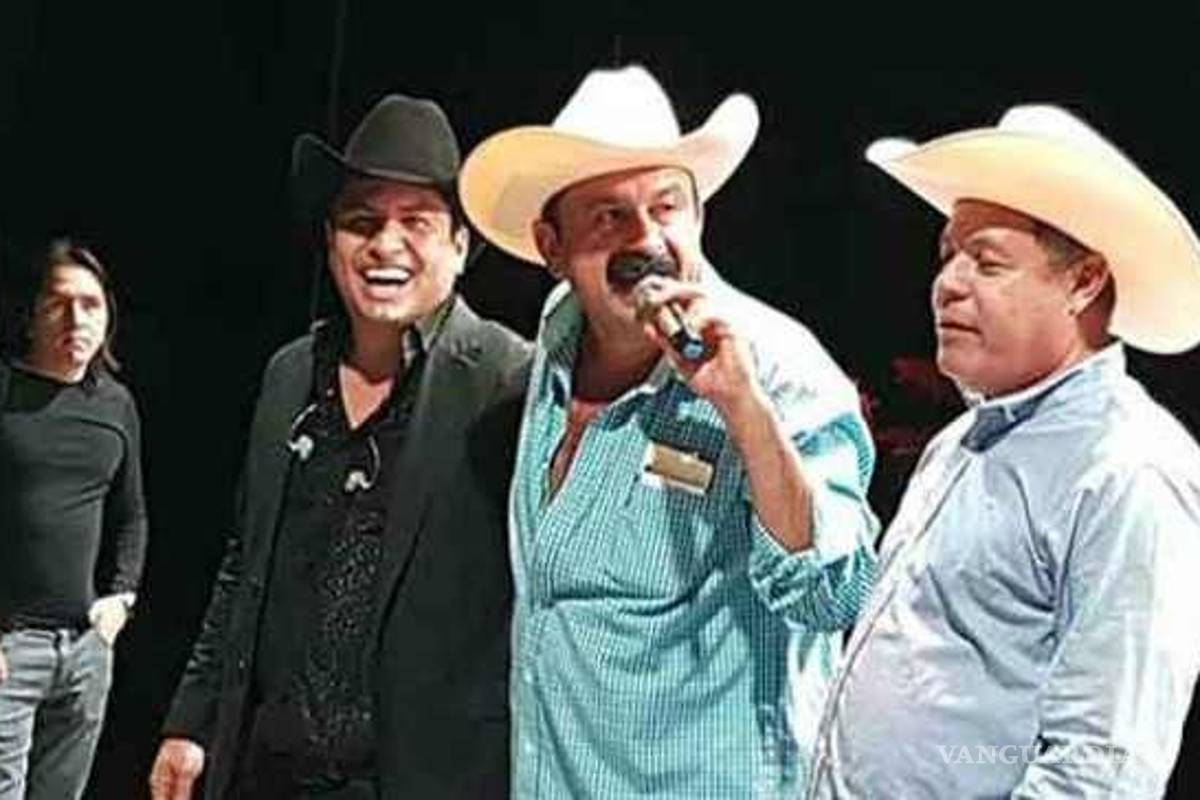 ‘Alcalde que roba poquito’ regala 50 mil pesos en concierto de Julión Alvarez